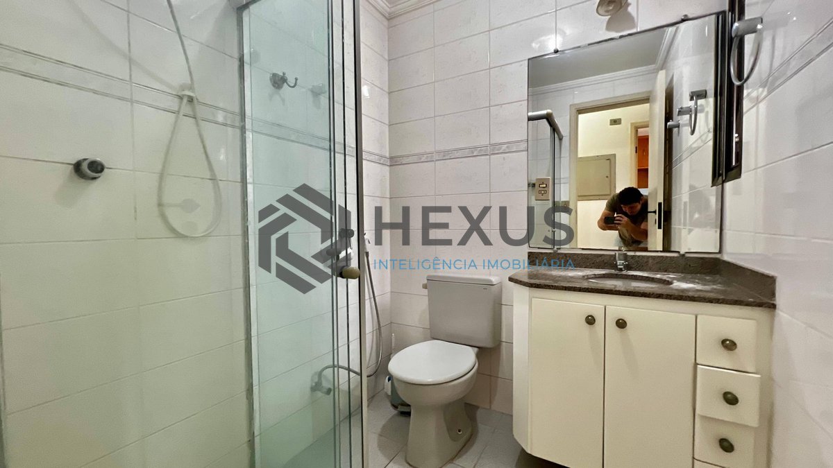 Foto 12 de Apartamento com varanda e lazer a duas quadras da Praia das Pitangueiras, Guaruja