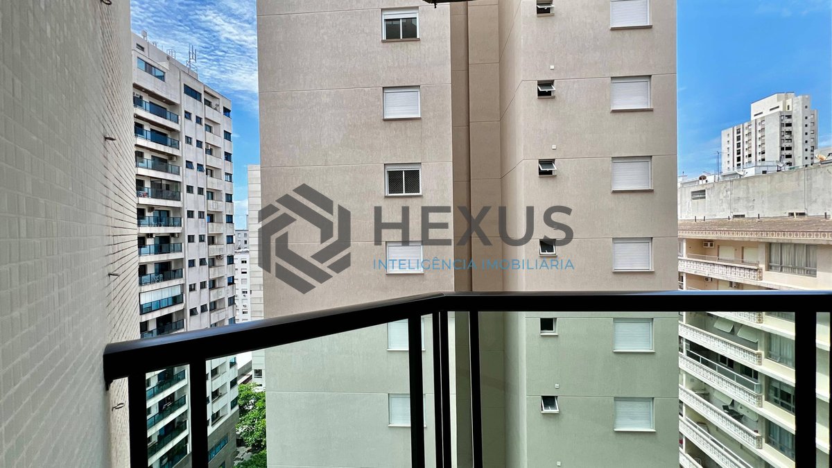 Foto 6 de Apartamento com varanda e lazer a duas quadras da Praia das Pitangueiras, Guaruja