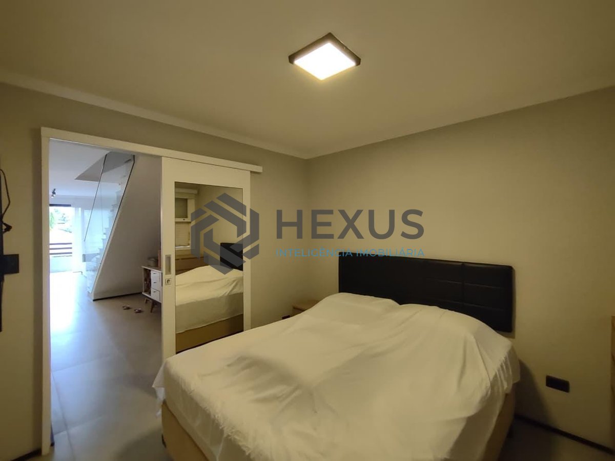 Foto 11 de Apartamento duplex reformado com varanda e lazer na Praia da Enseada, Guaruja