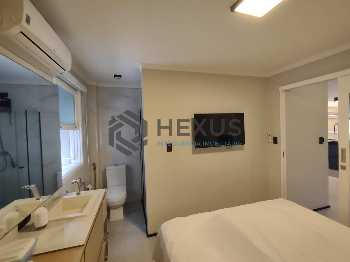 Foto 12 de Apartamento duplex reformado com varanda e lazer na Praia da Enseada, Guaruja
