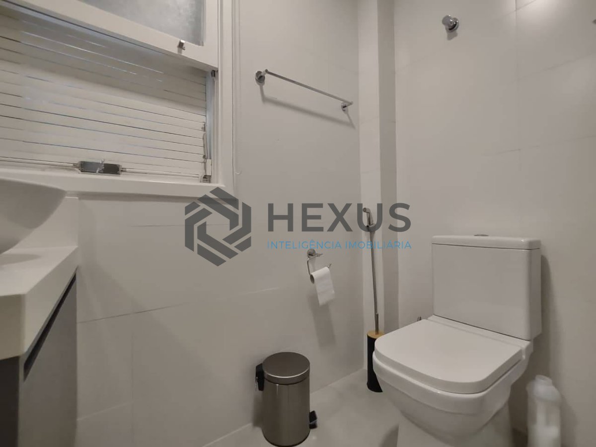 Foto 16 de Apartamento duplex reformado com varanda e lazer na Praia da Enseada, Guaruja