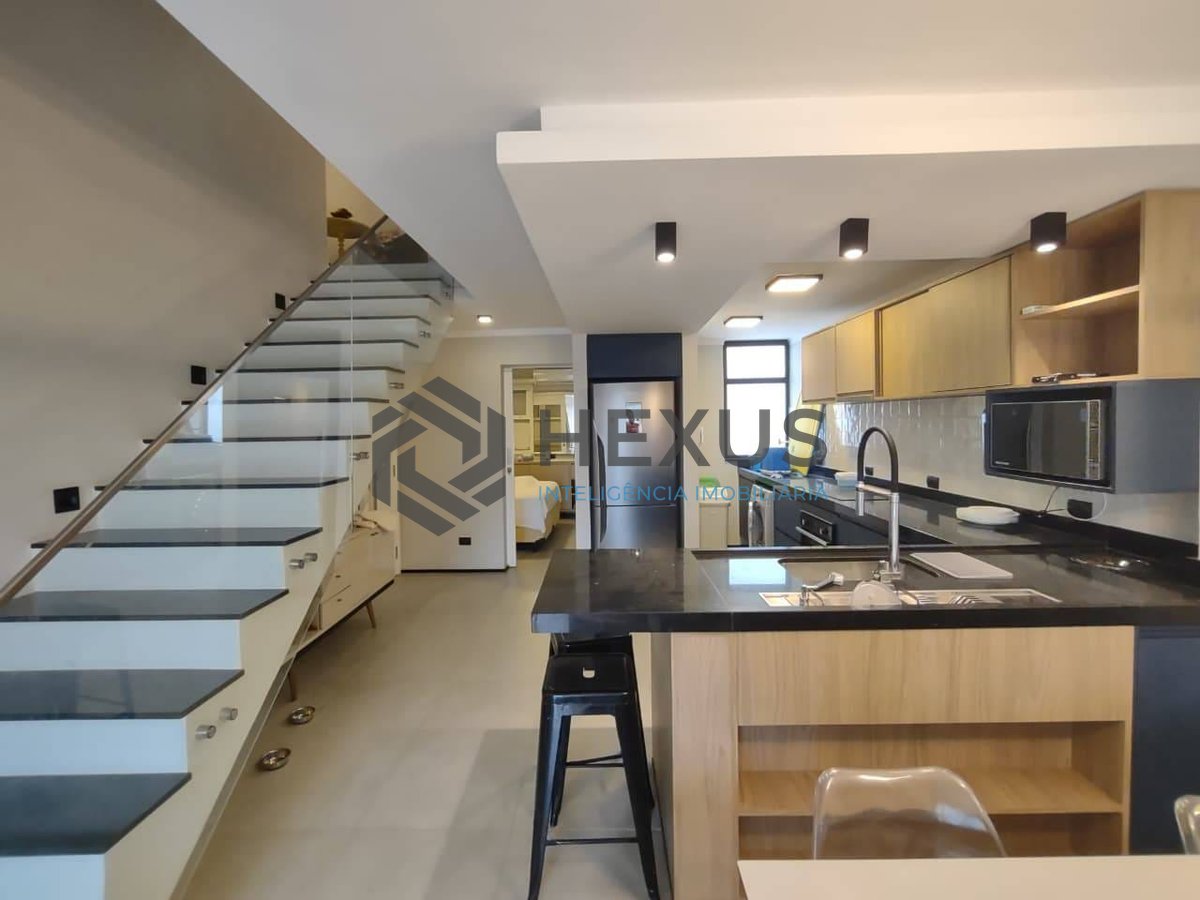 Foto 17 de Apartamento duplex reformado com varanda e lazer na Praia da Enseada, Guaruja