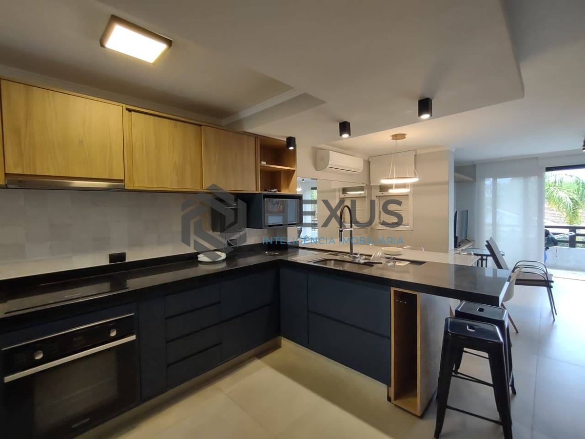 Foto 19 de Apartamento duplex reformado com varanda e lazer na Praia da Enseada, Guaruja