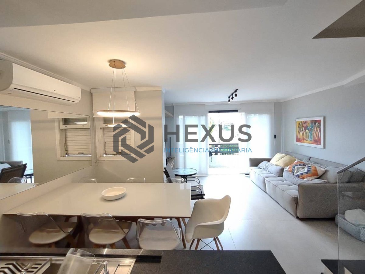 Foto 4 de Apartamento duplex reformado com varanda e lazer na Praia da Enseada, Guaruja