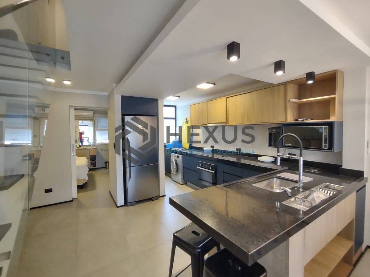 Foto 6 de Apartamento duplex reformado com varanda e lazer na Praia da Enseada, Guaruja