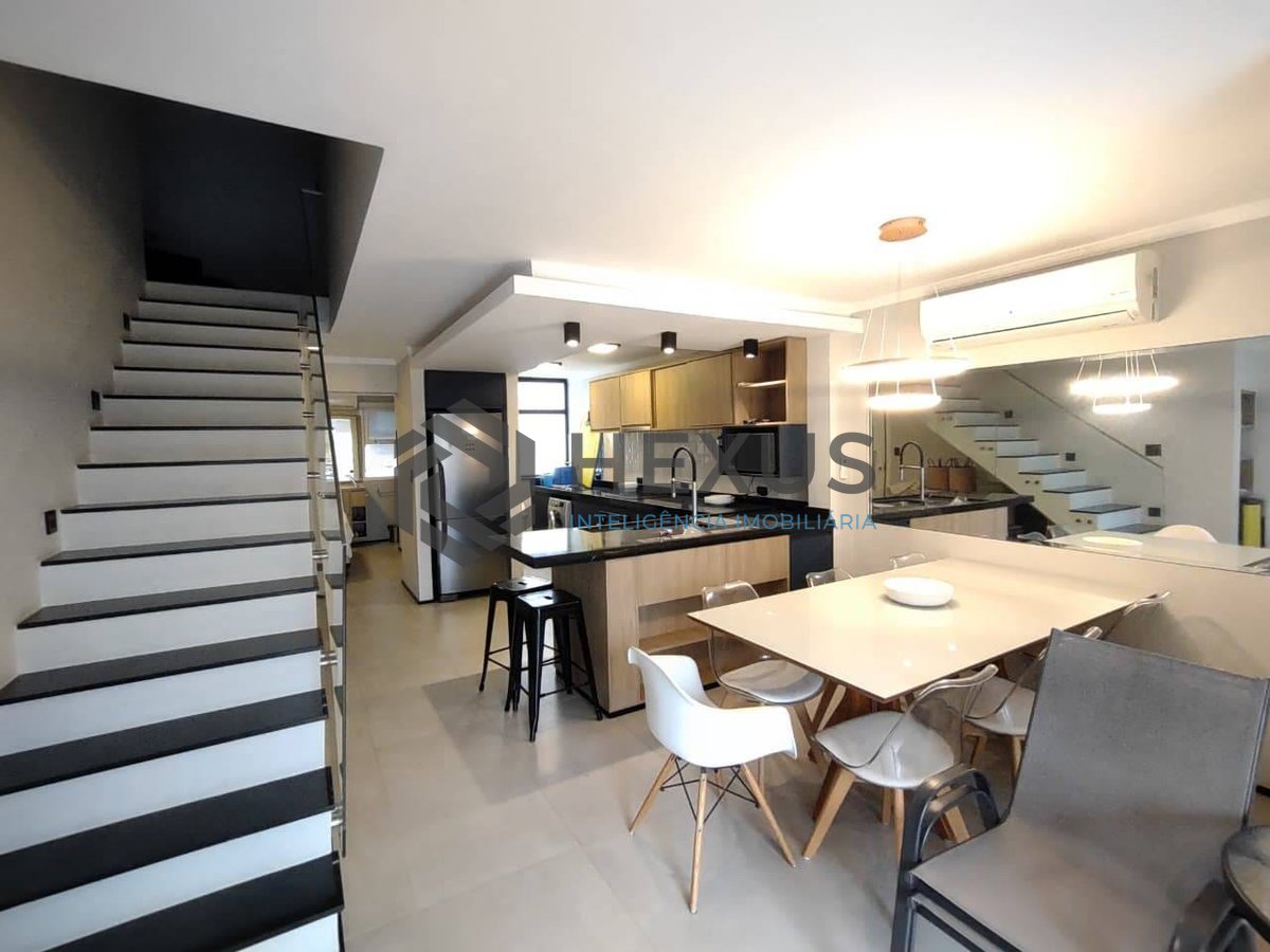 Foto 7 de Apartamento duplex reformado com varanda e lazer na Praia da Enseada, Guaruja