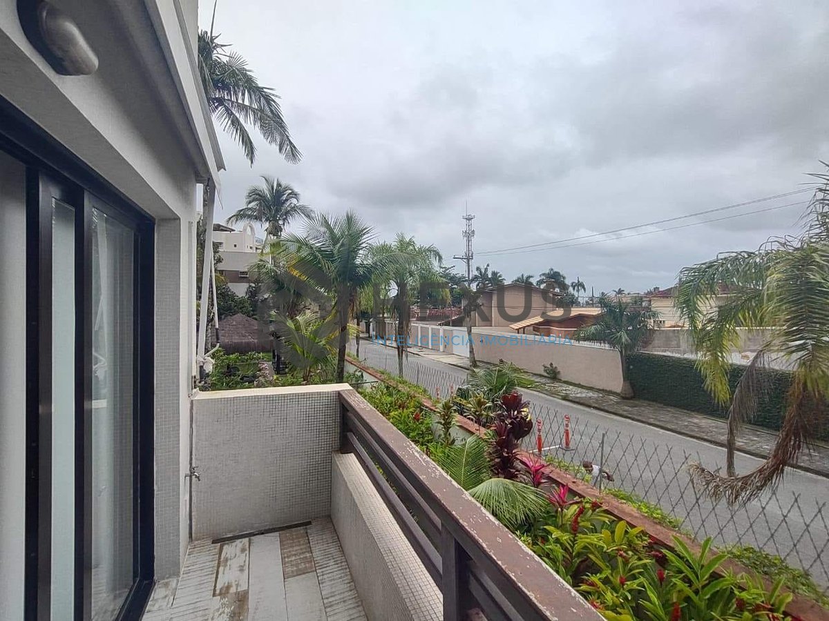 Foto 8 de Apartamento duplex reformado com varanda e lazer na Praia da Enseada, Guaruja