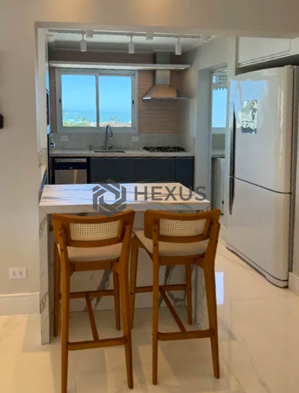 Foto 16 de Apartamento reformado com varanda gourmet e lazer na Praia da Enseada, Guaruja