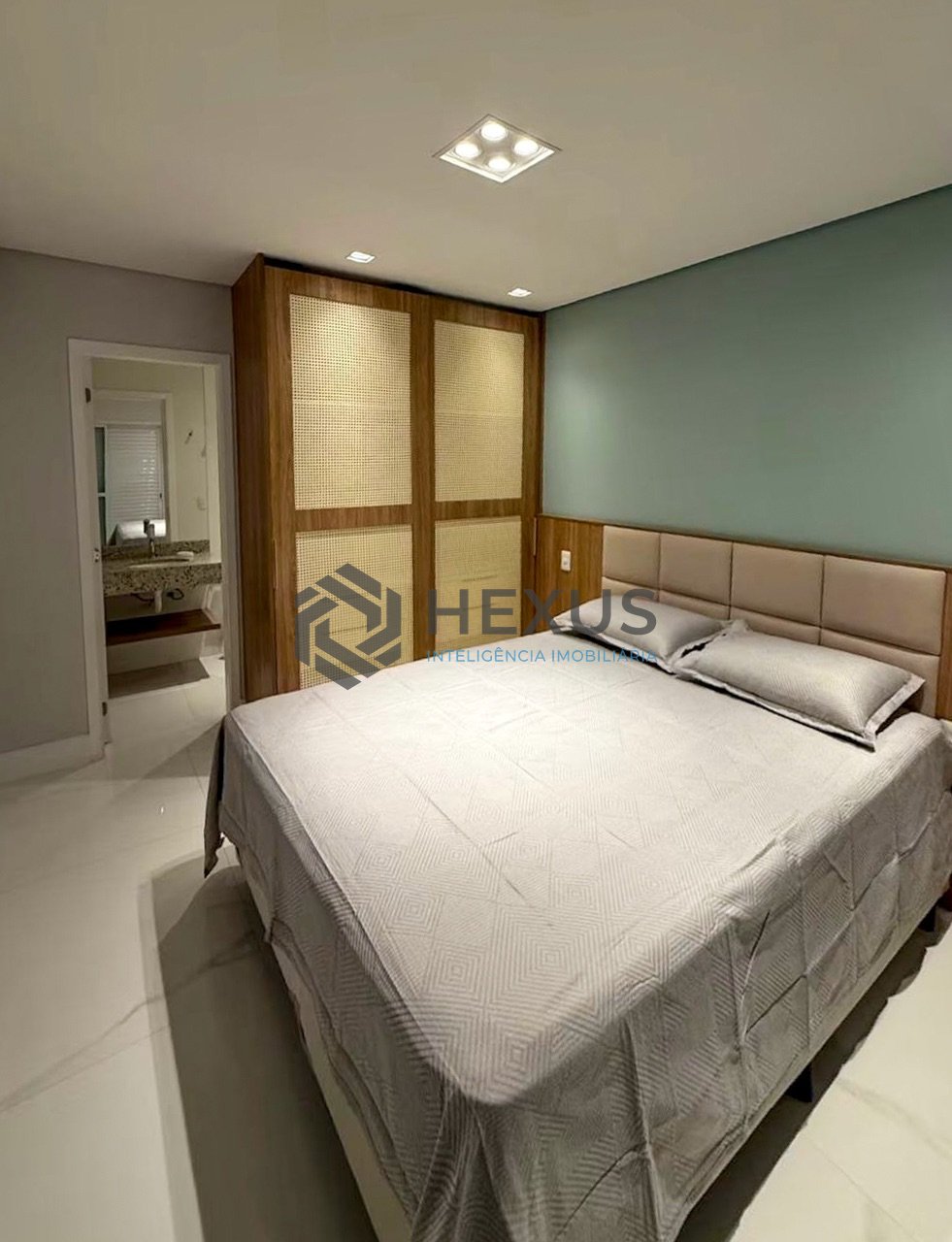Foto 25 de Apartamento reformado com varanda gourmet e lazer na Praia da Enseada, Guaruja