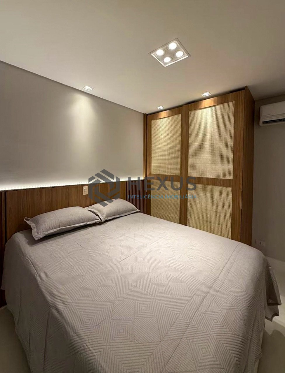 Foto 29 de Apartamento reformado com varanda gourmet e lazer na Praia da Enseada, Guaruja