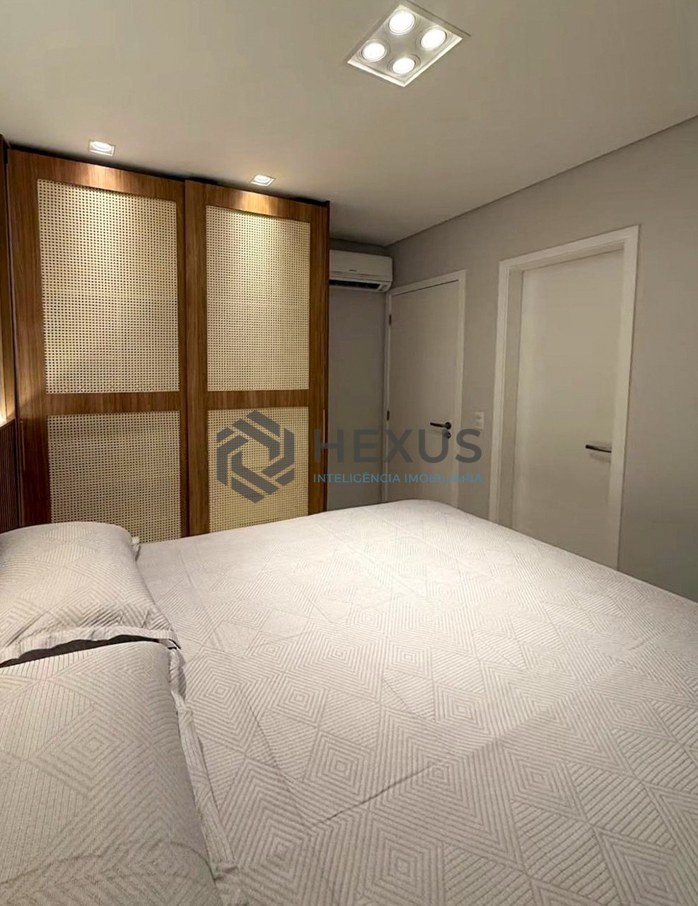Foto 30 de Apartamento reformado com varanda gourmet e lazer na Praia da Enseada, Guaruja