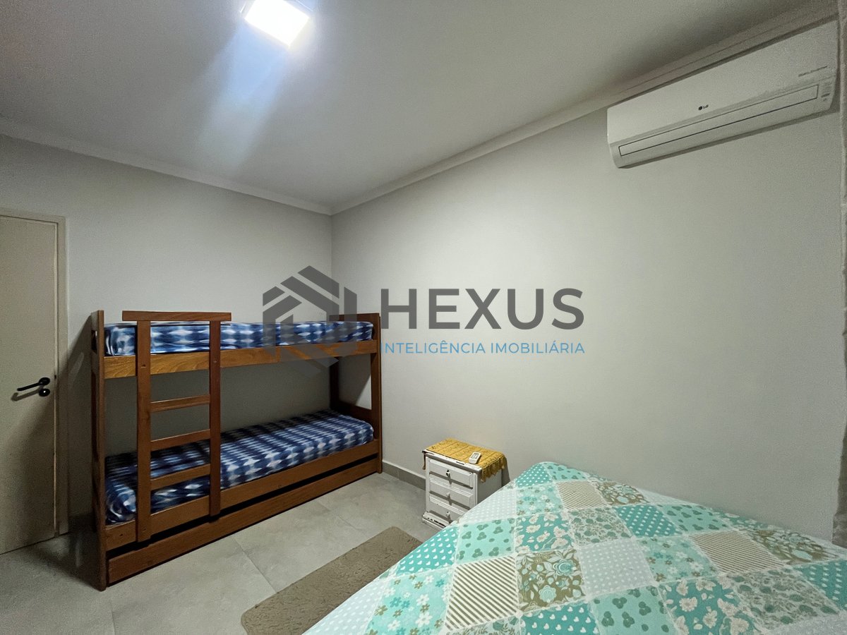 Foto 11 de Apartamento reformado com varanda na Praia das Pitangueiras, Guaruja