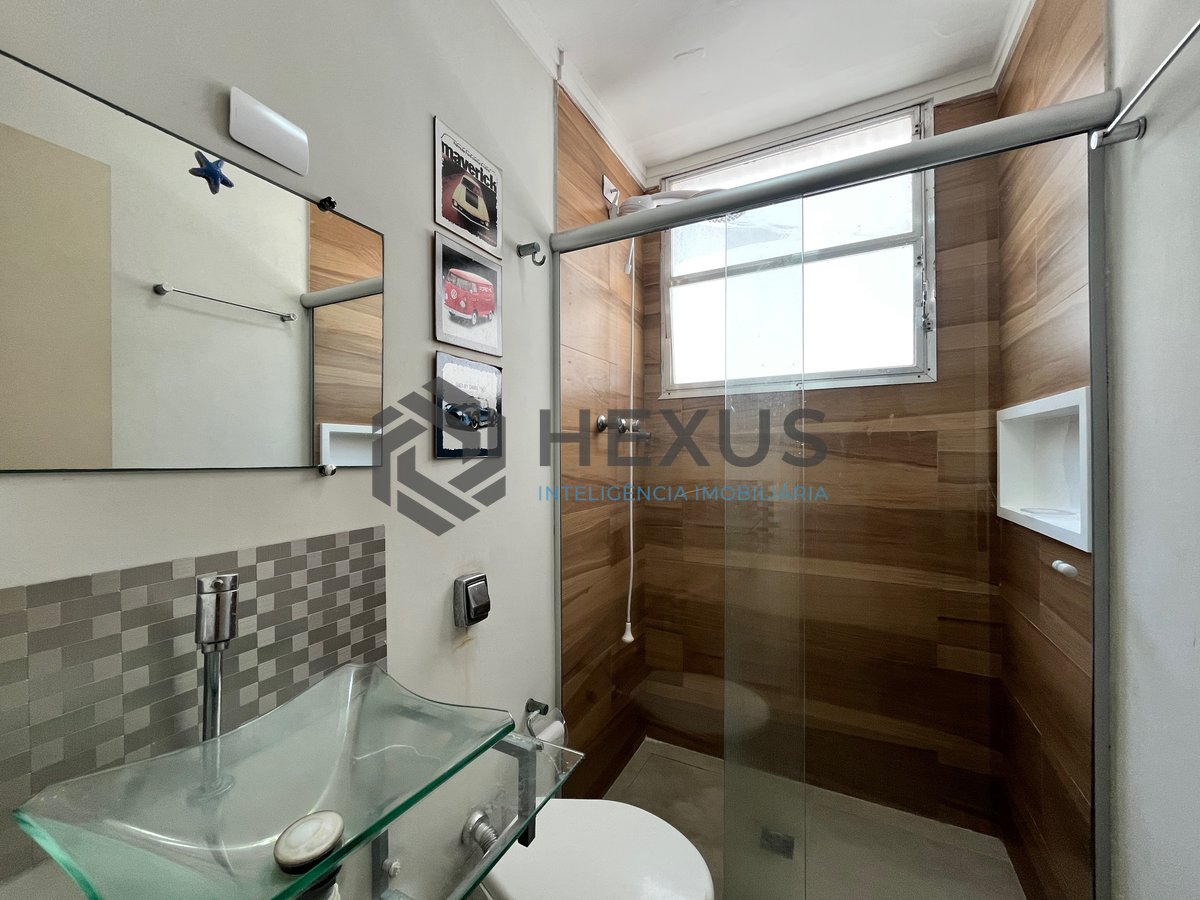 Foto 13 de Apartamento reformado com varanda na Praia das Pitangueiras, Guaruja