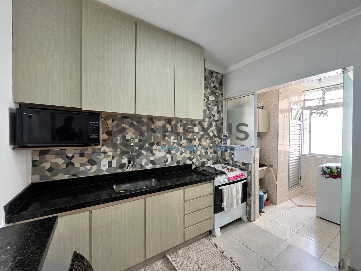 Foto 15 de Apartamento reformado com varanda na Praia das Pitangueiras, Guaruja