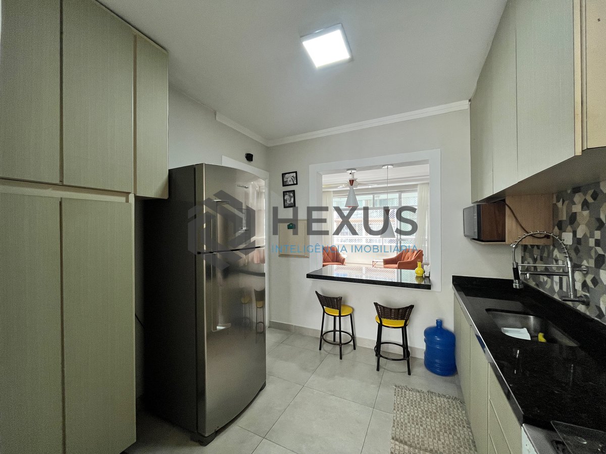 Foto 16 de Apartamento reformado com varanda na Praia das Pitangueiras, Guaruja