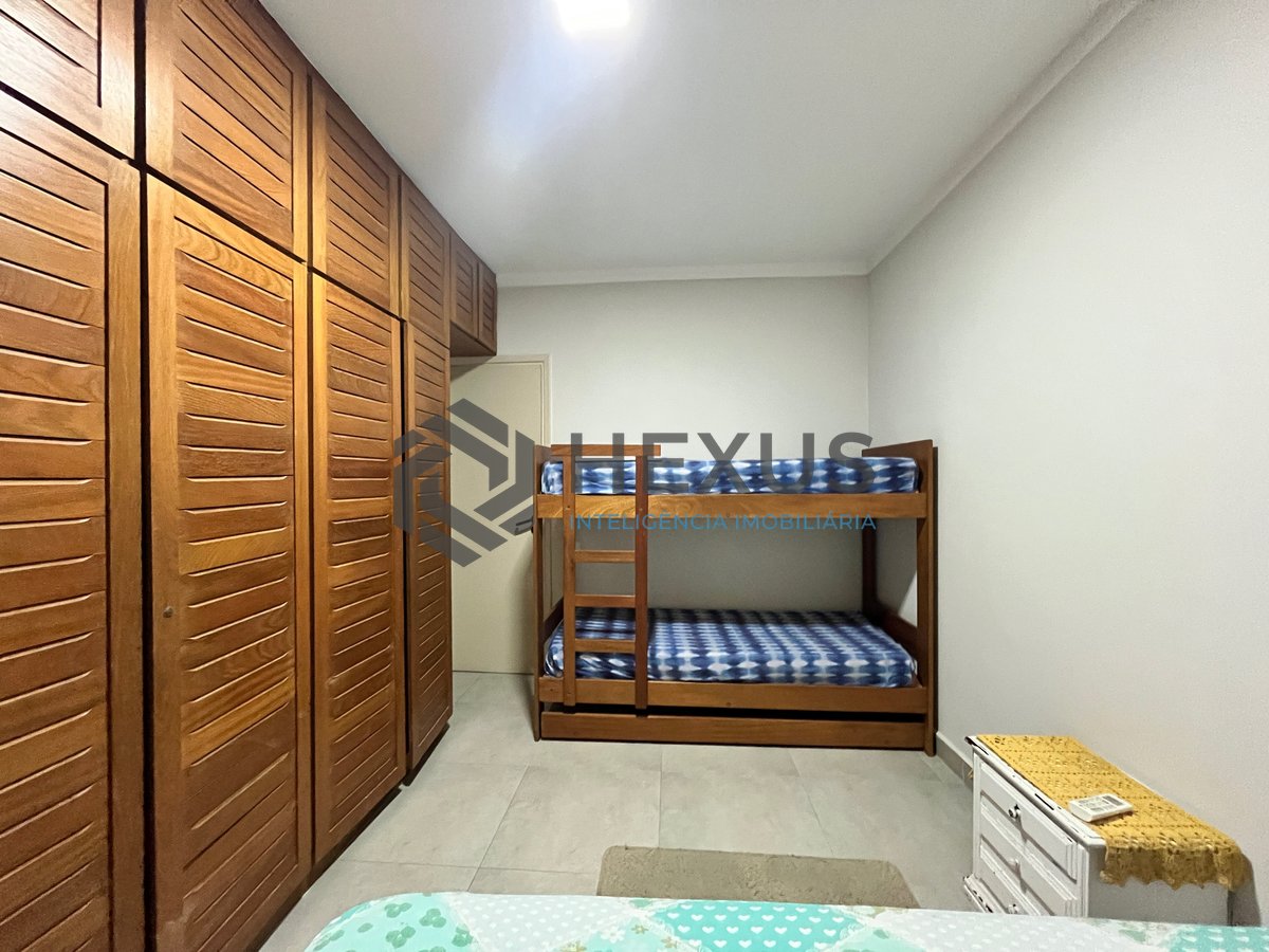 Foto 10 de Apartamento reformado com varanda na Praia das Pitangueiras, Guaruja