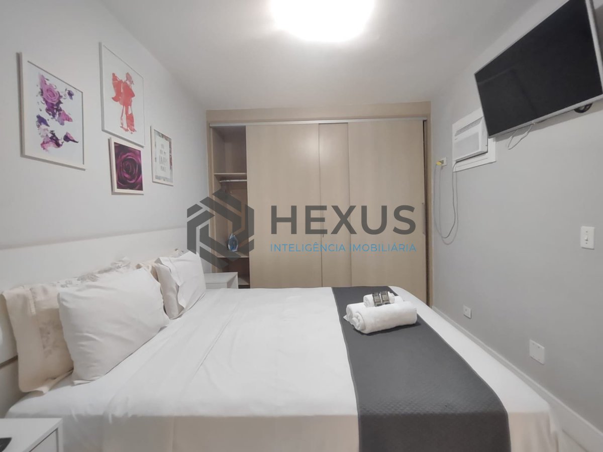 Foto 11 de Apartamento reformado com varanda gourmet e lazer na Praia da Enseada, Guaruja