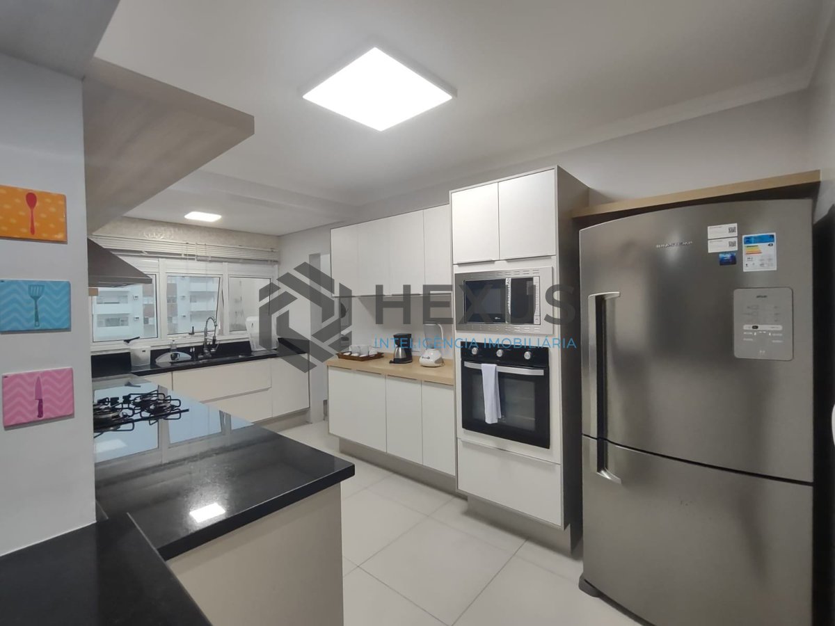 Foto 15 de Apartamento reformado com varanda gourmet e lazer na Praia da Enseada, Guaruja