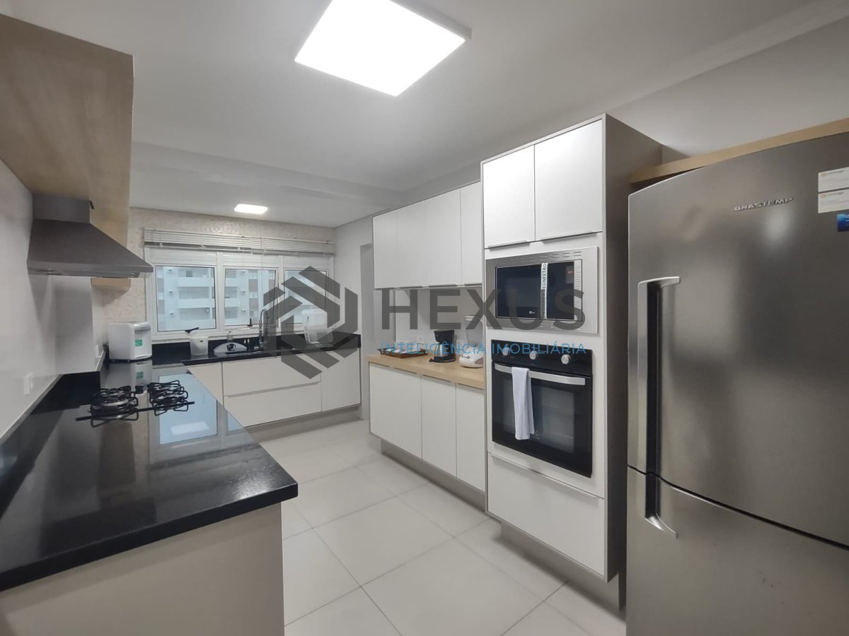 Foto 16 de Apartamento reformado com varanda gourmet e lazer na Praia da Enseada, Guaruja