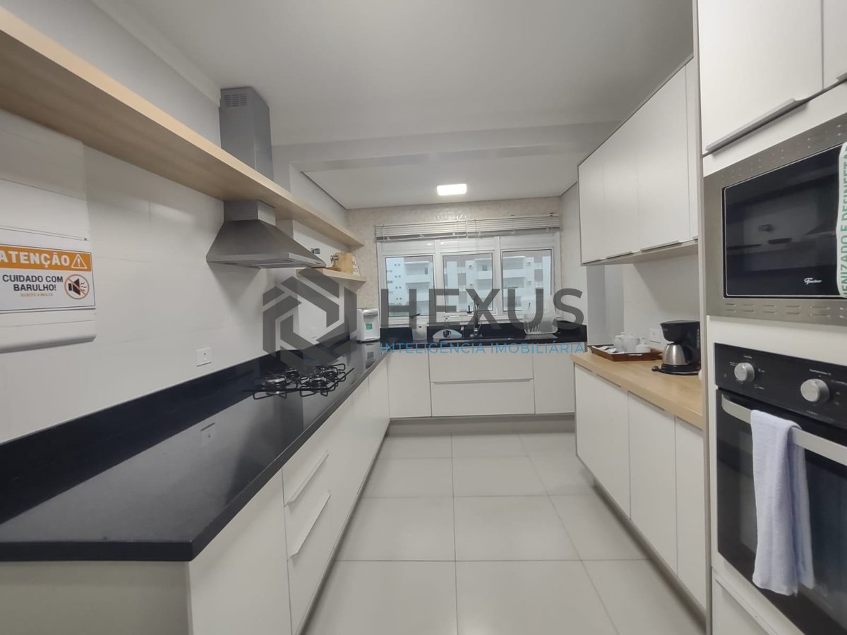 Foto 17 de Apartamento reformado com varanda gourmet e lazer na Praia da Enseada, Guaruja