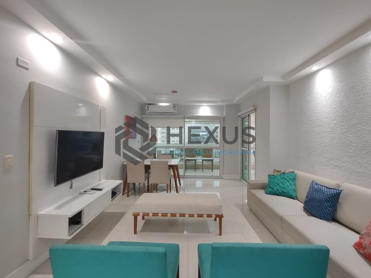 Foto 3 de Apartamento reformado com varanda gourmet e lazer na Praia da Enseada, Guaruja