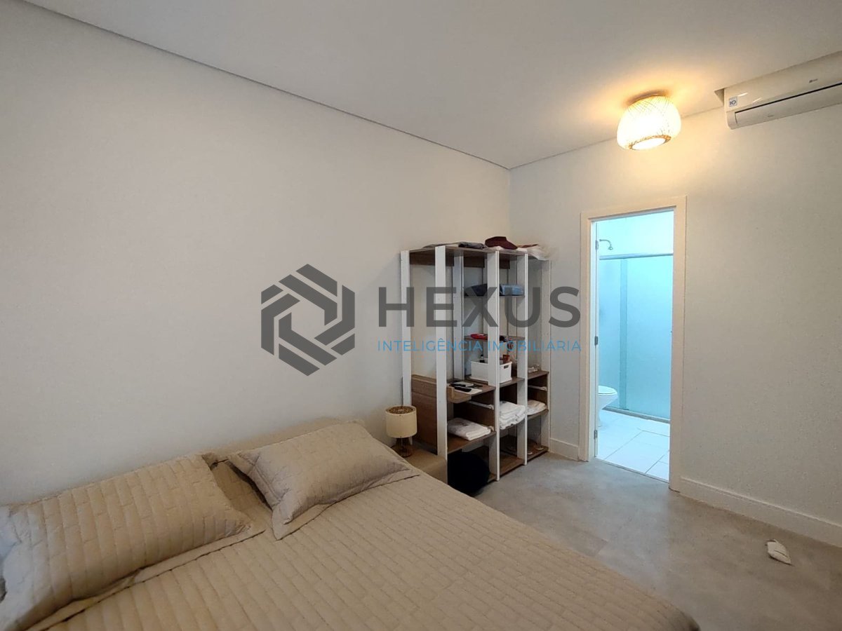 Foto 11 de Apartamento beira mar com varanda e lazer na Praia da Enseada, Guaruja