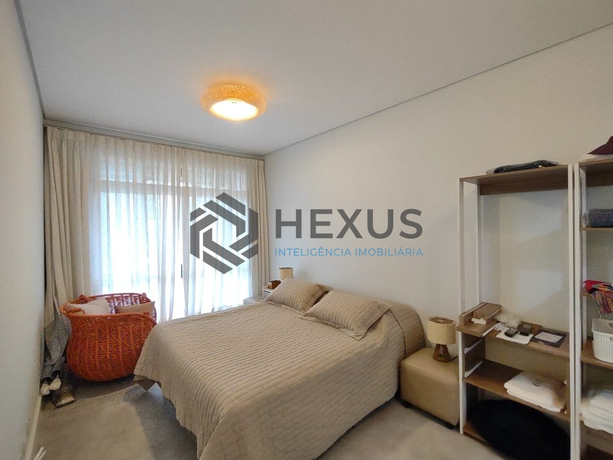 Foto 12 de Apartamento beira mar com varanda e lazer na Praia da Enseada, Guaruja