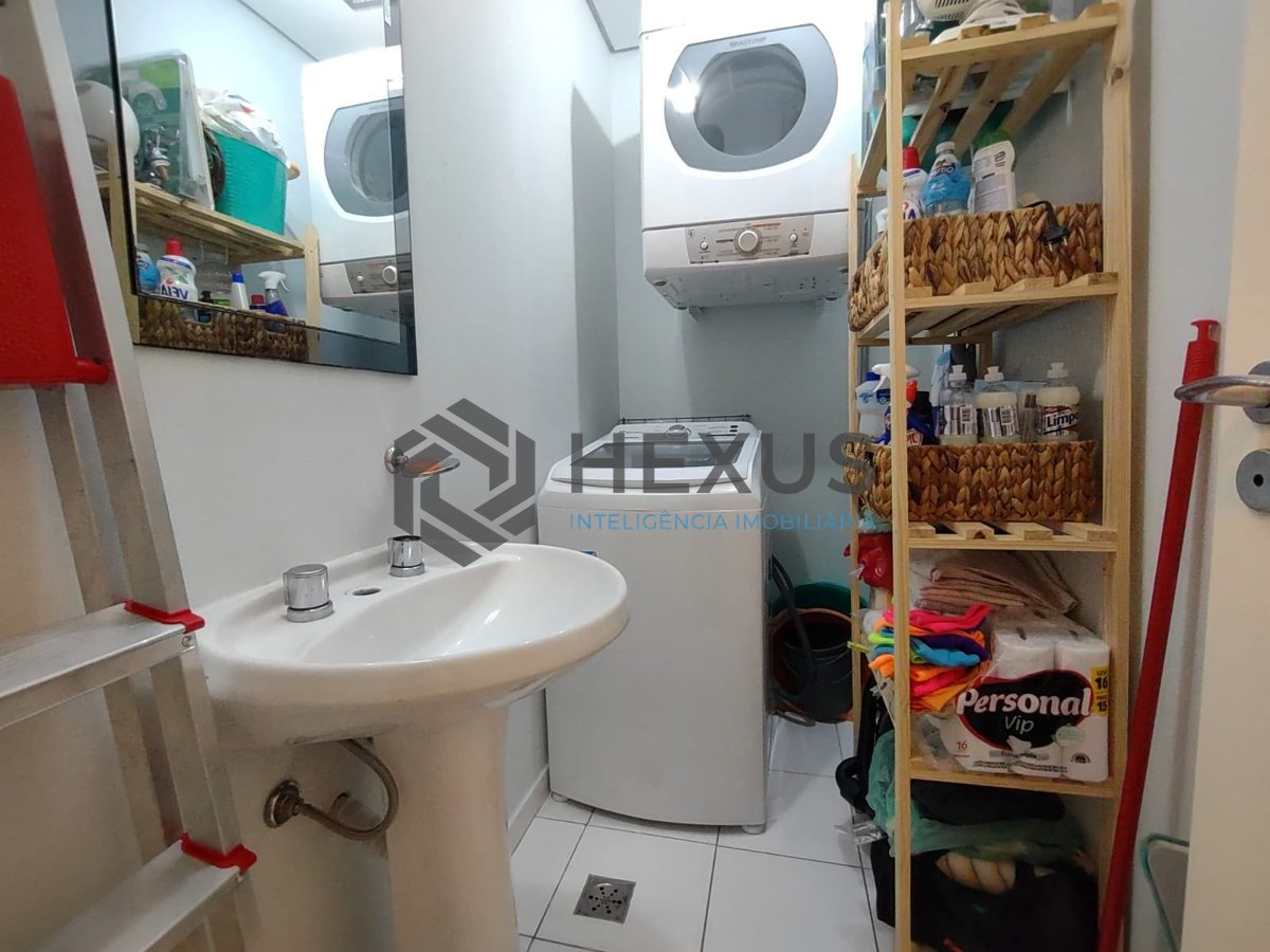 Foto 16 de Apartamento beira mar com varanda e lazer na Praia da Enseada, Guaruja