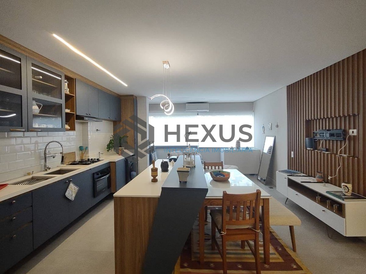 Foto 2 de Apartamento reformado com varanda gourmet e lazer na Praia da Enseada, Guaruja