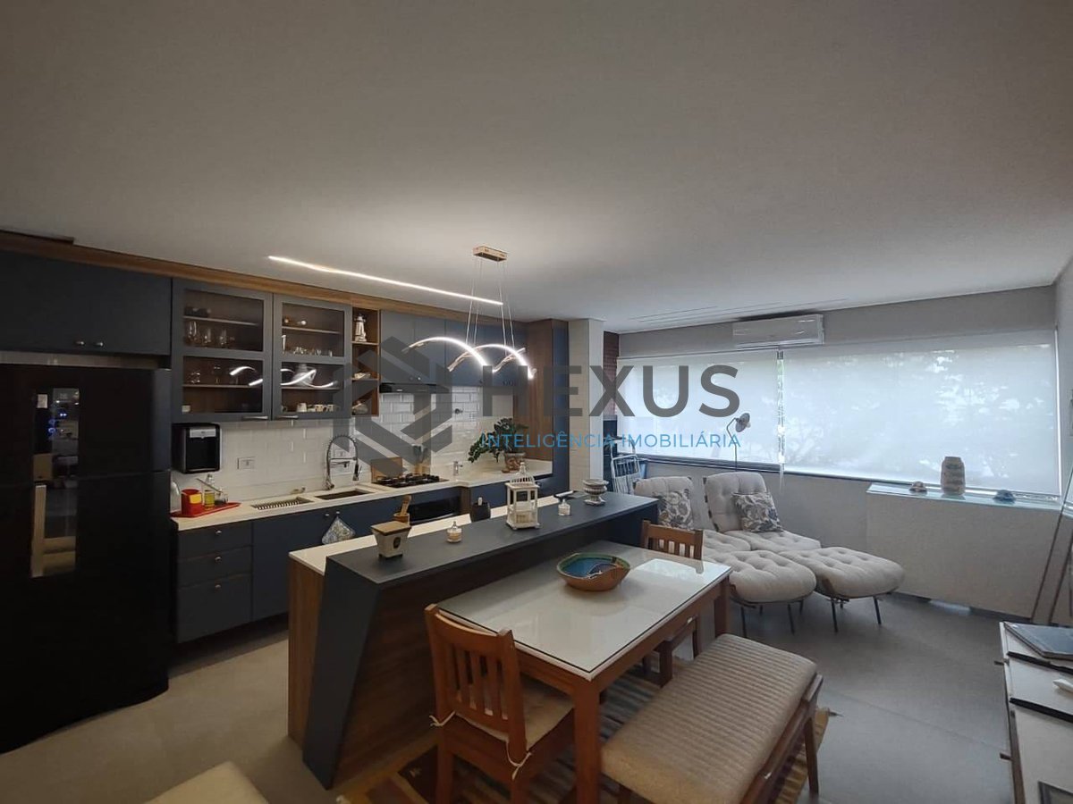 Foto 3 de Apartamento reformado com varanda gourmet e lazer na Praia da Enseada, Guaruja