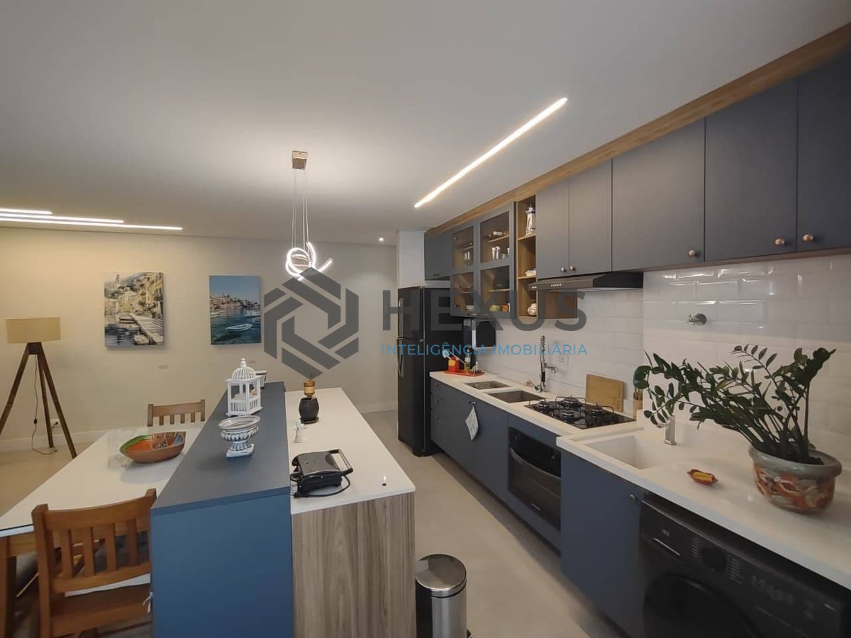 Foto 6 de Apartamento reformado com varanda gourmet e lazer na Praia da Enseada, Guaruja
