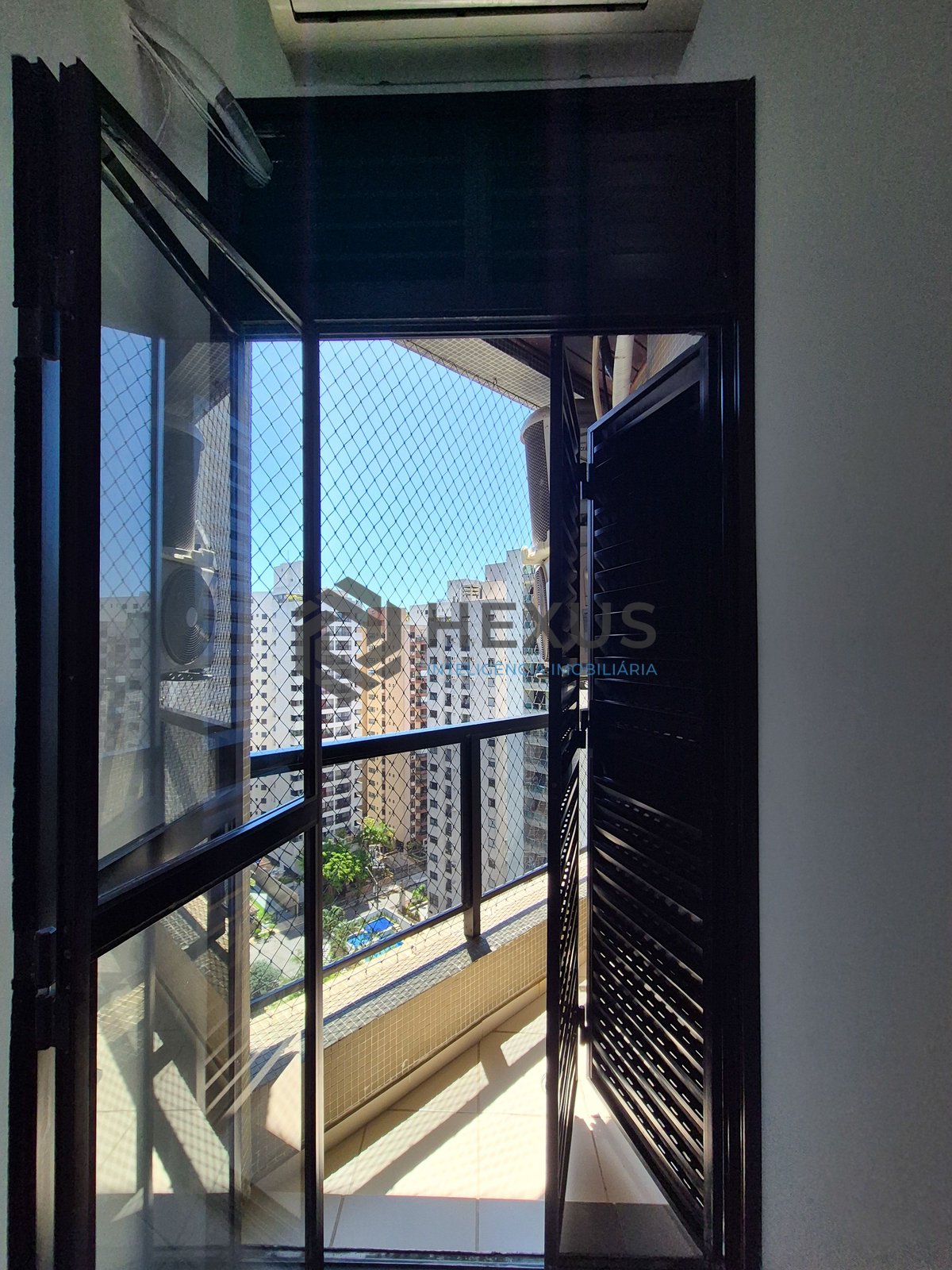 Foto 14 de Apartamento com varanda e lazer na Praia das Pitangueiras, Guaruja