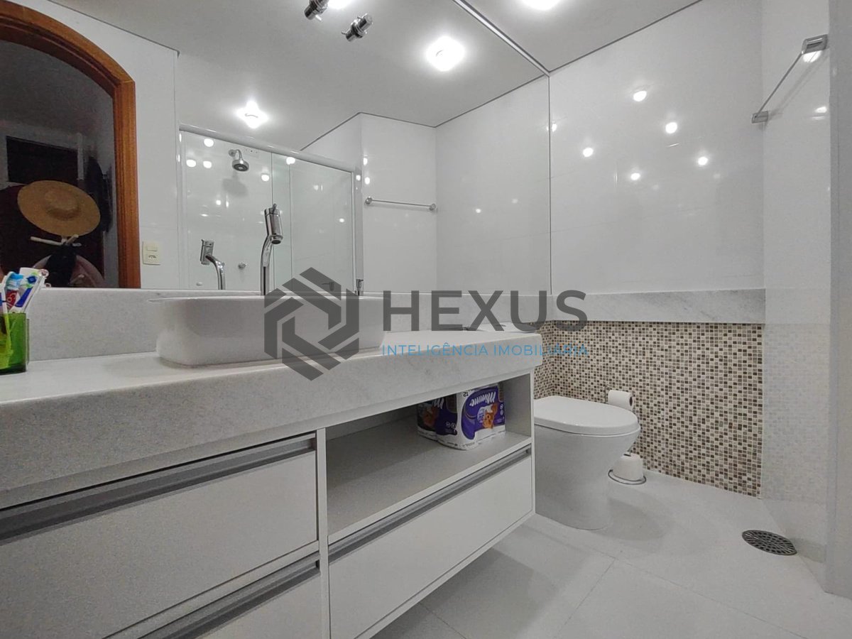 Foto 10 de Apartamento com varanda e lazer na Praia da Enseada, Guaruja