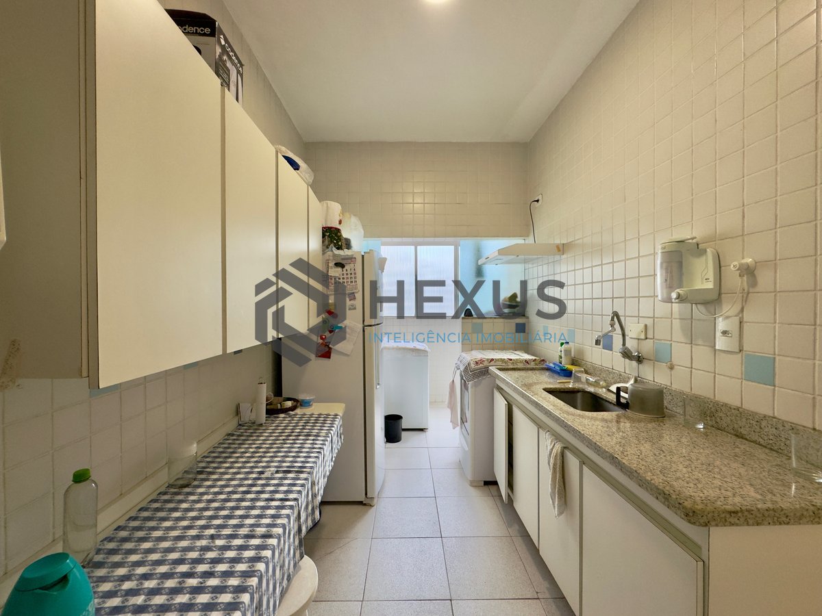 Foto 18 de Apartamento com varanda e vista mar na beira mar da Praia das Pitangueiras, Guaruja