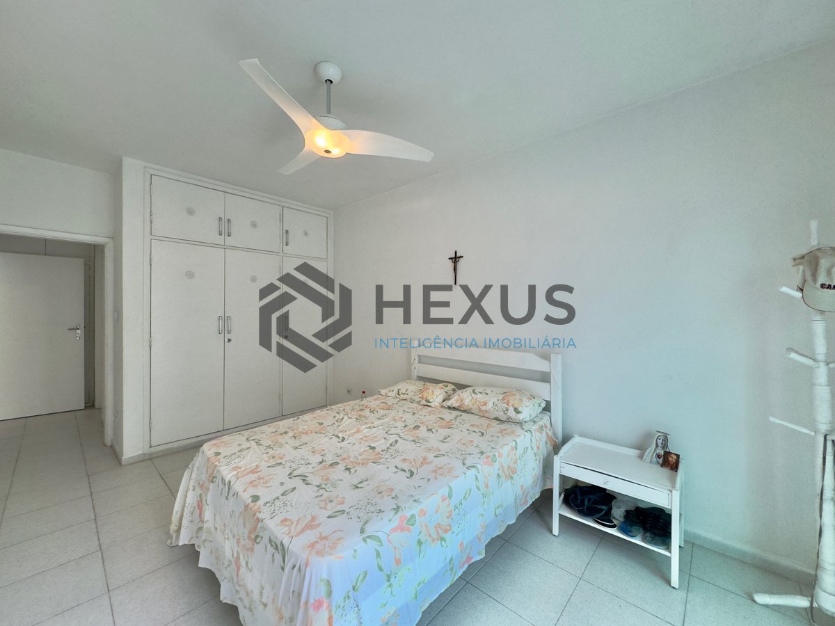 Foto 10 de Apartamento com varanda e vista mar na beira mar da Praia das Pitangueiras, Guaruja