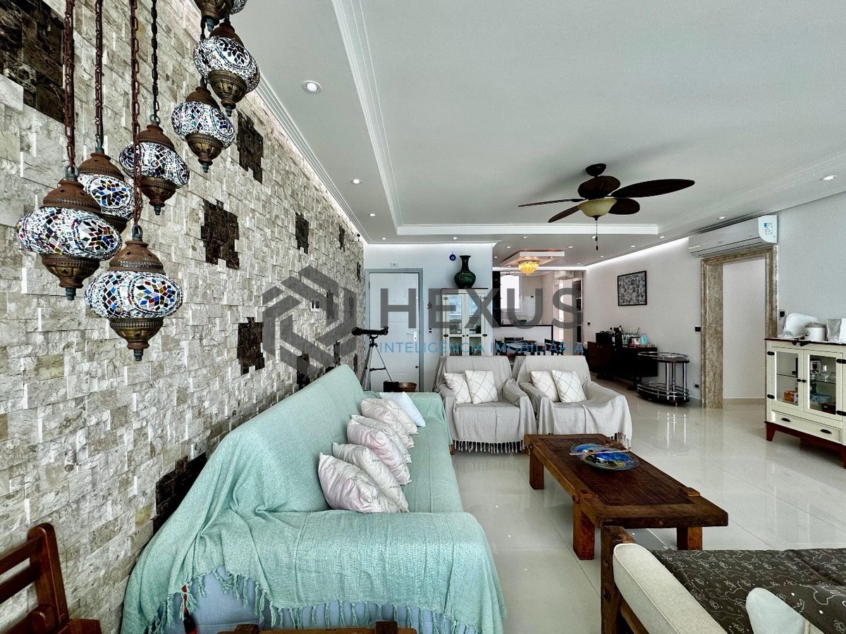 Foto 4 de Apartamento frente mar com varanda e vaga na Praia das Pitangueiras, Guarujá, SP