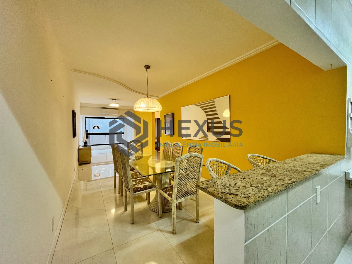Foto 3 de Apartamento com varanda e despesas baixas na Praia das Pitangueiras, Guaruja