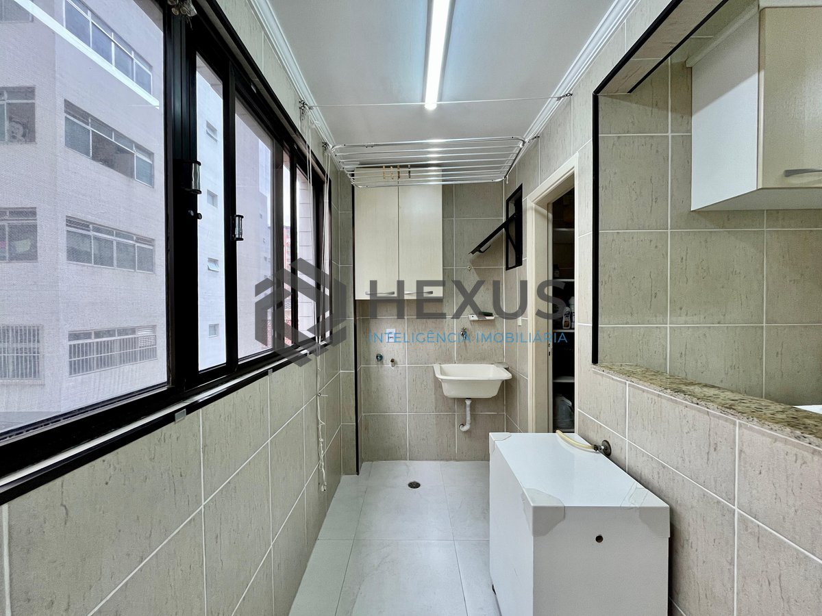Foto 24 de Apartamento com varanda e despesas baixas na Praia das Pitangueiras, Guaruja