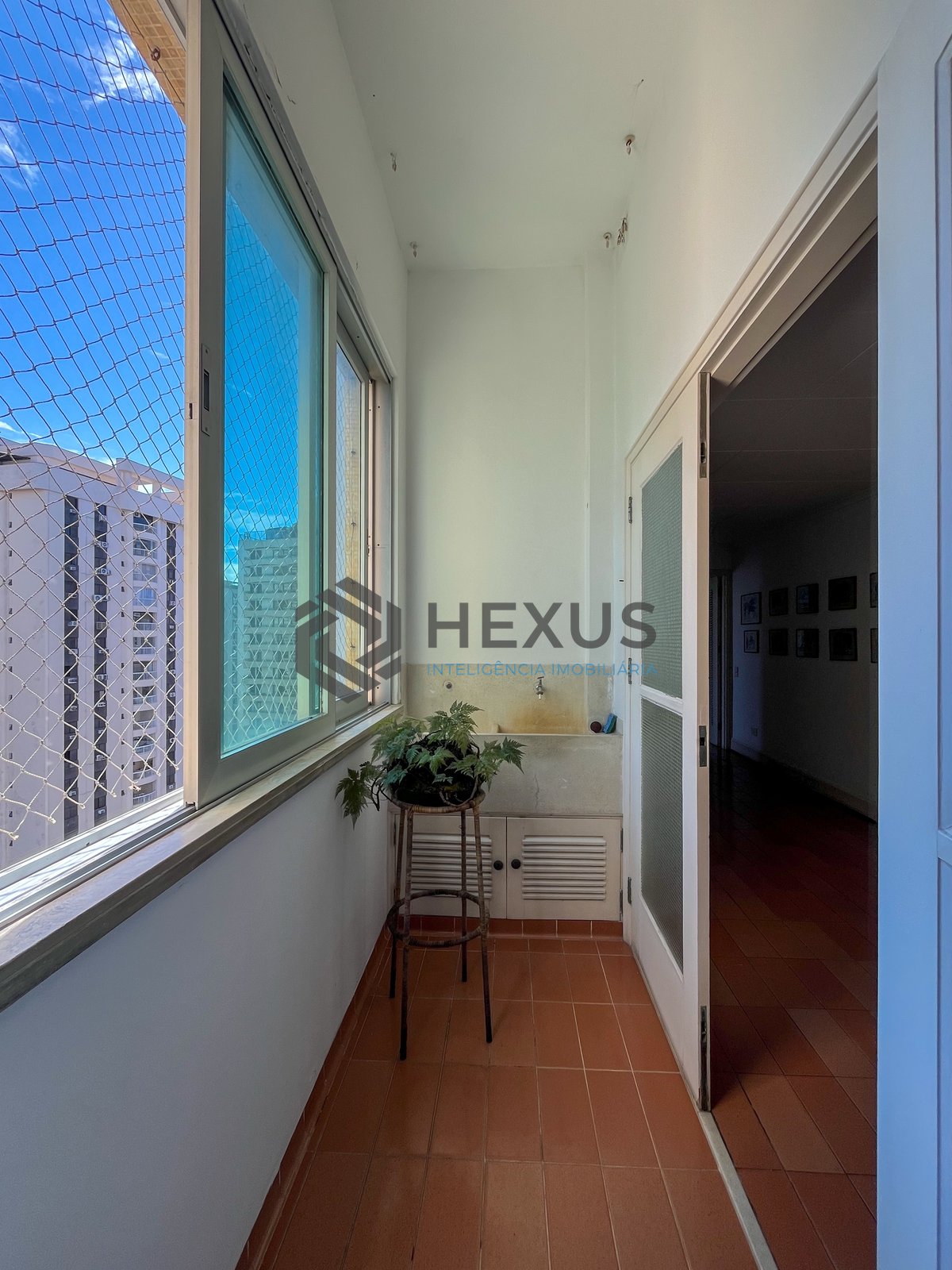 Foto 40 de Apartamento frente mar com varanda na Praia das Pitangueiras, Guaruja
