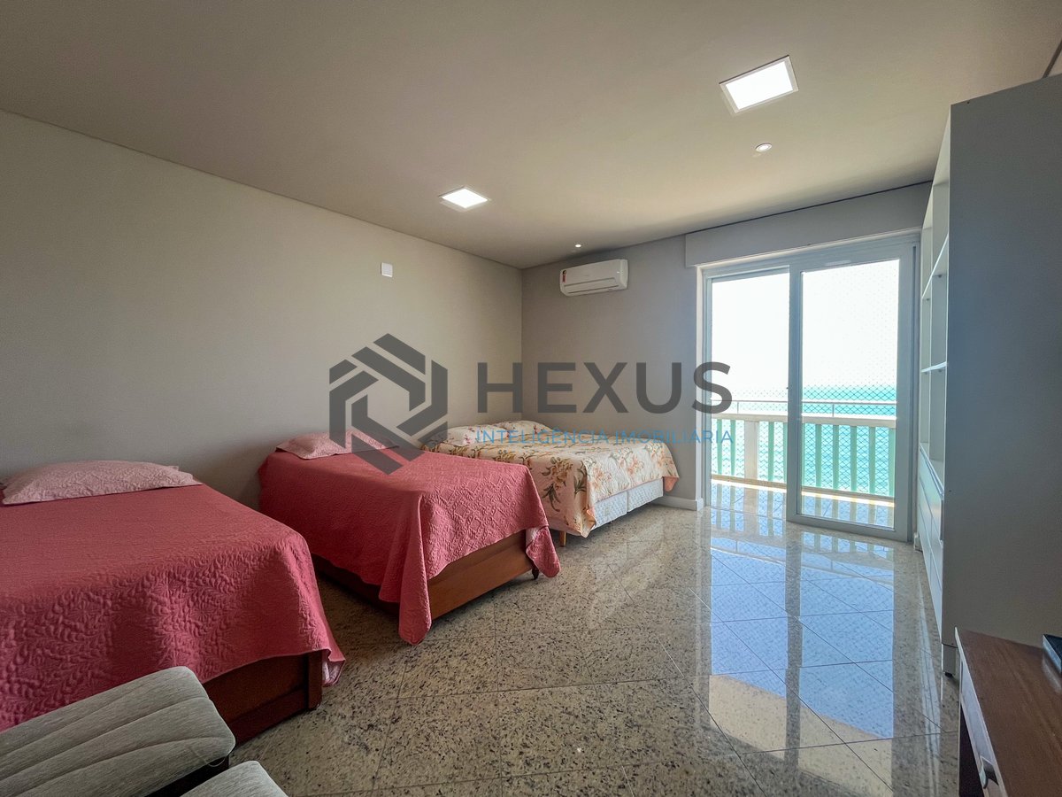 Foto 21 de Apartamento reformado frente mar com varanda na Praia das Pitangueiras, Guaruja