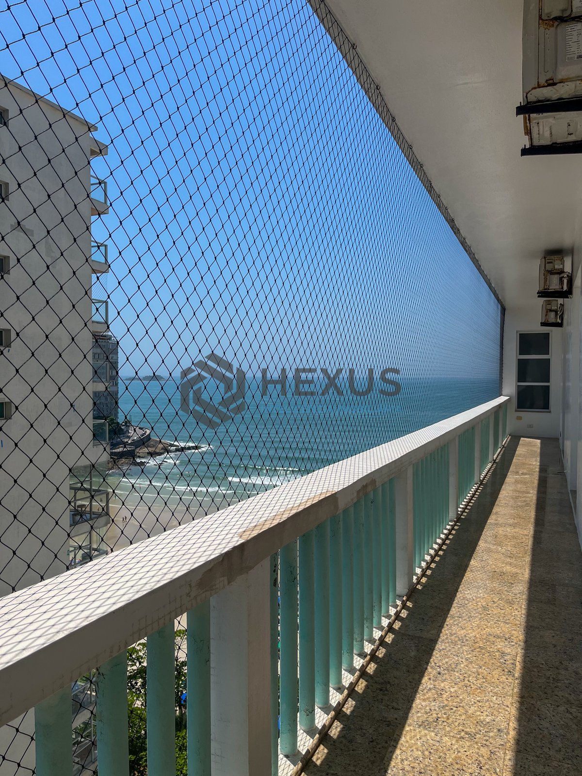 Foto 40 de Apartamento reformado frente mar com varanda na Praia das Pitangueiras, Guaruja