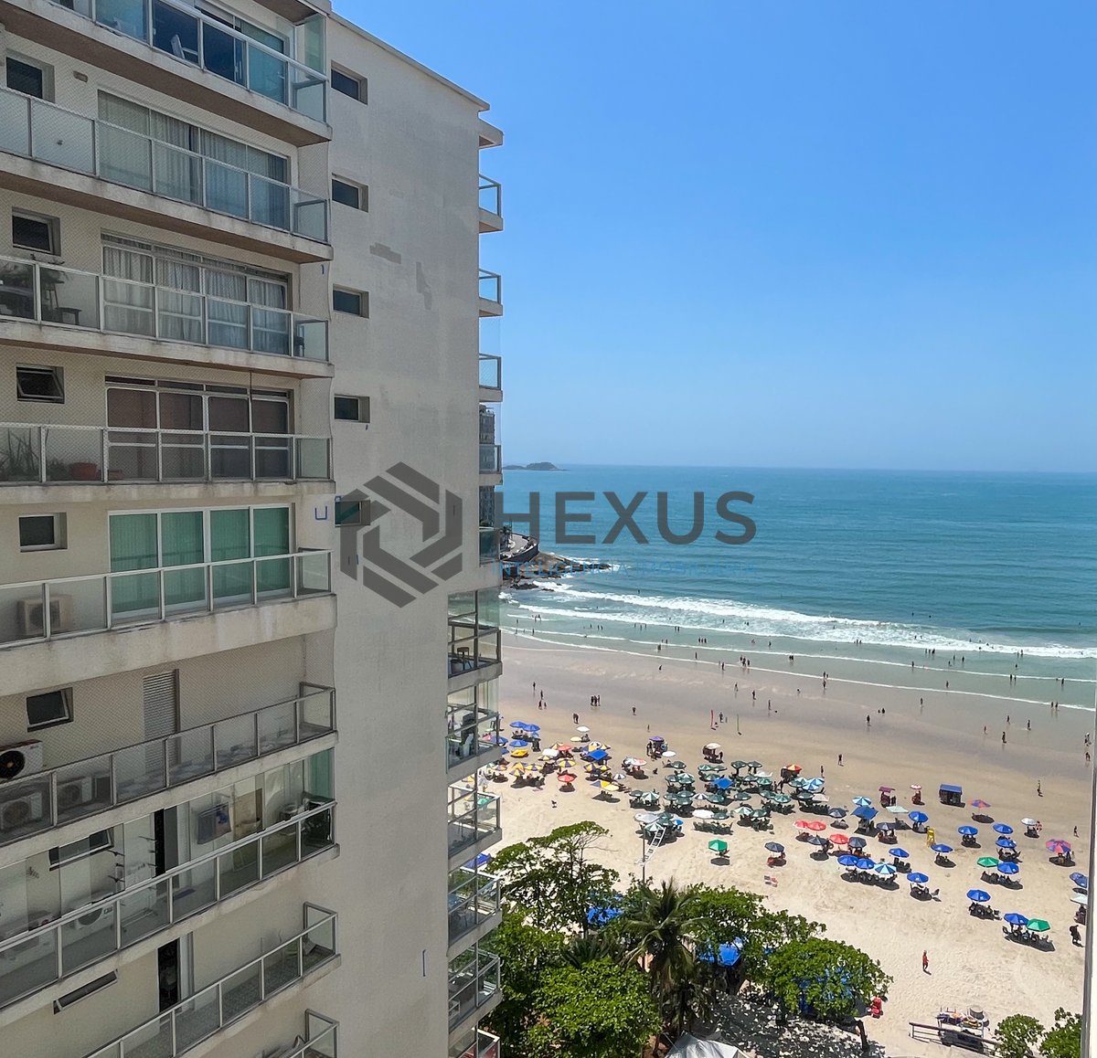 Foto 43 de Apartamento reformado frente mar com varanda na Praia das Pitangueiras, Guaruja