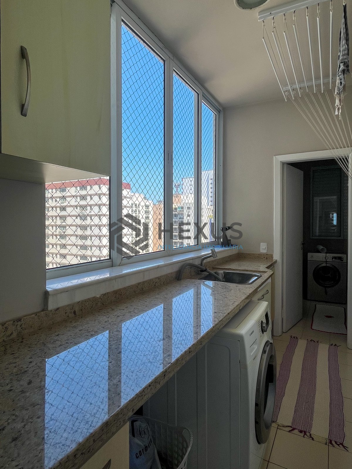 Foto 46 de Apartamento reformado frente mar com varanda na Praia das Pitangueiras, Guaruja