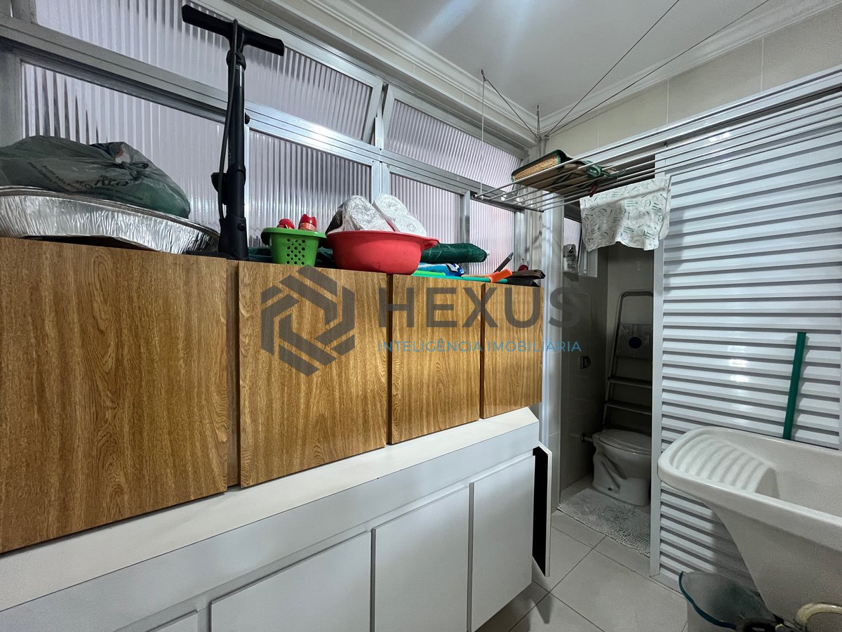 Foto 15 de Apartamento reformado com varanda na Praia da Enseada, Guaruja