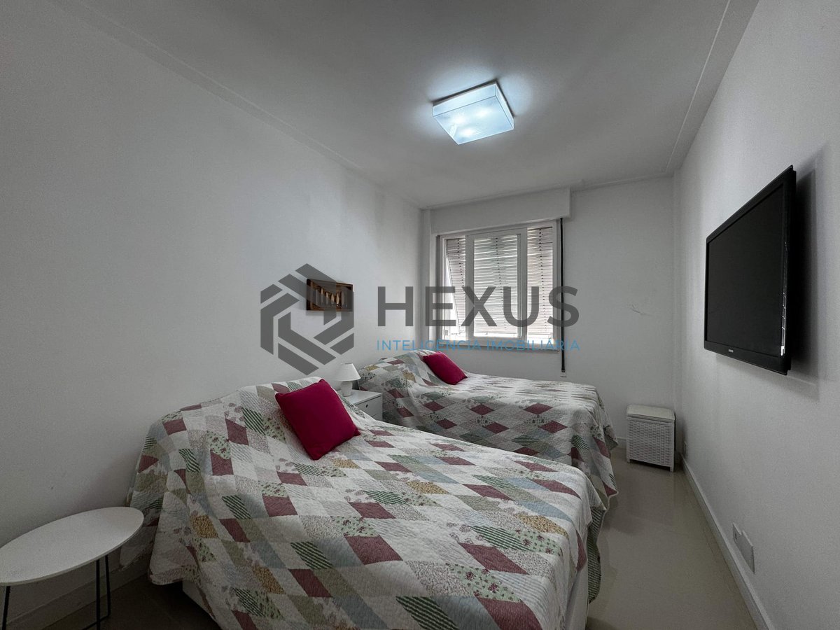 Foto 20 de Apartamento com varanda vista mar na beira mar da Praia das Pitangueiras, Guaruja