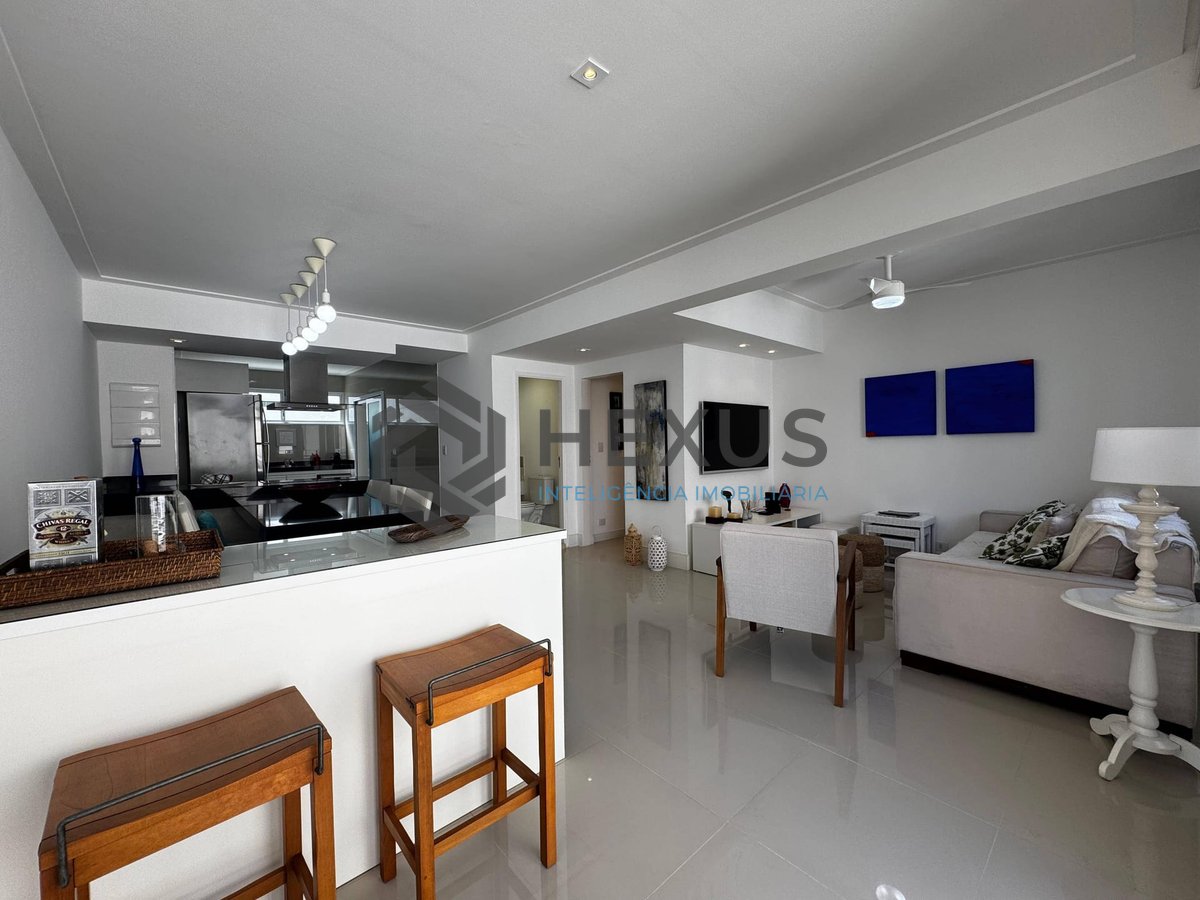 Foto 3 de Apartamento com varanda vista mar na beira mar da Praia das Pitangueiras, Guaruja