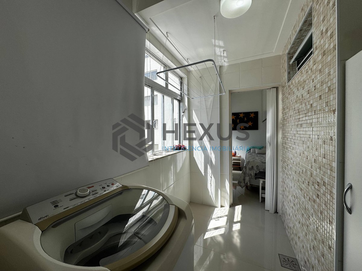 Foto 30 de Apartamento com varanda vista mar na beira mar da Praia das Pitangueiras, Guaruja