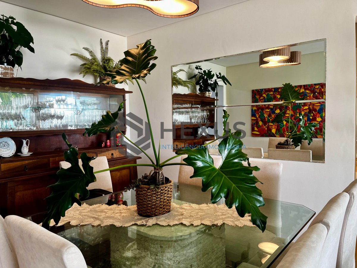 Foto 11 de Apartamento reformado frente mar com varanda e lazer na Praia das Pitangueiras, Guaruja