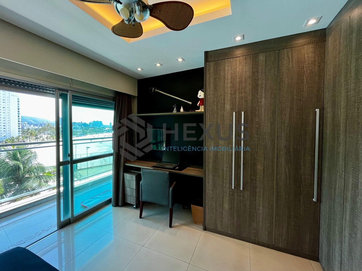 Foto 17 de Apartamento reformado frente mar com varanda e lazer na Praia das Pitangueiras, Guaruja
