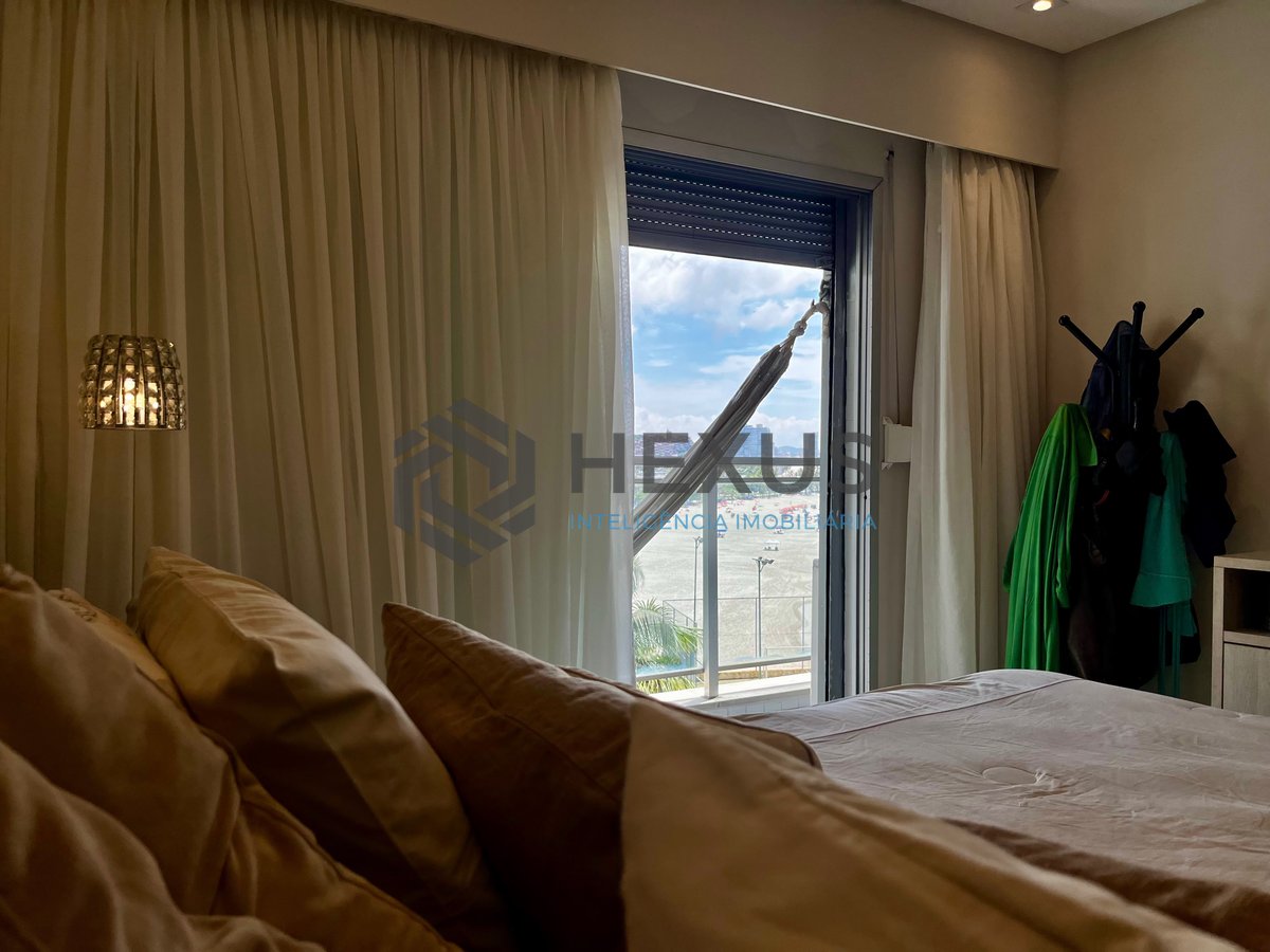 Foto 30 de Apartamento reformado frente mar com varanda e lazer na Praia das Pitangueiras, Guaruja